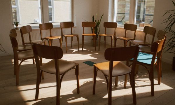 Leerer Stuhlkreis im Morgenlicht
