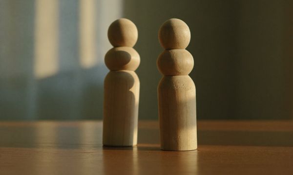 Zwei Holzfiguren im Abendlicht